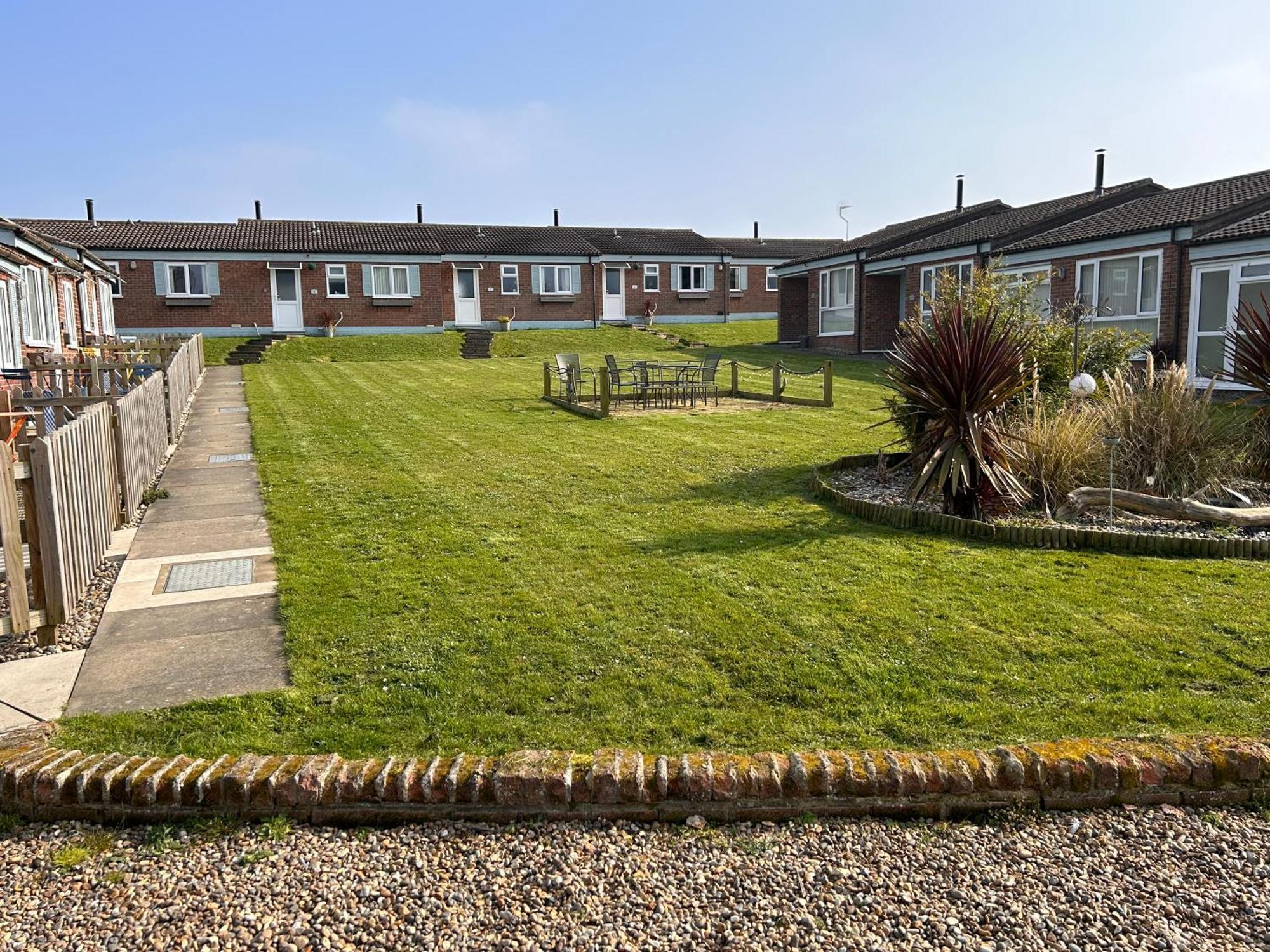 Dog Friendly Beachside Cottage No11 Kessingland With Private Parking Exterior photo
